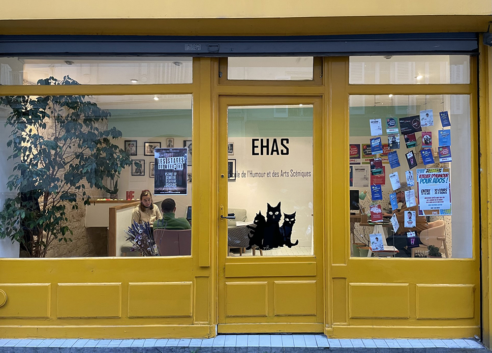 Photo de la vitrine du siège social de l'EHAS
